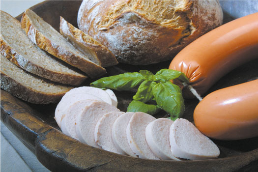 Brotzeitplatte mit geschnittenem Brot, Gelbswurt und Stadtwurst