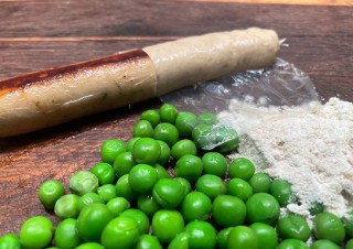 Vegane Wurst und Erbsen sowie Erbsenproteinpulver