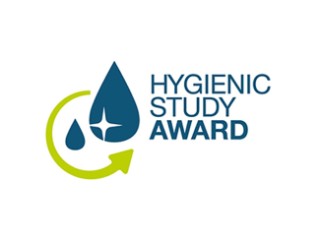 Das Logo des Hygienic Study Award besteht aus zwei unterschiedlich großen blauen Wassertropfen, links daneben einem grünen kreisförmig verlaufenden Pfeil und auf der rechten Seite steht der Name noch einmal in blauen Kapitalen.