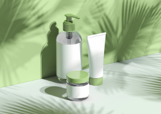 Kosmetiktube, -tiegel und -flasche stehen vor grünem Hintergrund auf den Blätter Schatten werfen.