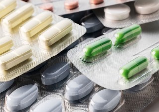 Tabletten in verschiedenen Farben in Blistern