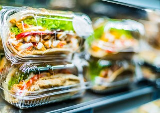 Brötchen in Regal in durchsichtiger Verpackung