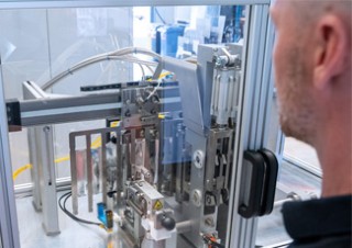 Gerät zur Analyse der Schneidqualität gefügter Packstoffe