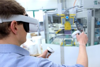 Abbildung eines Mitarbeiters, der mittels VR-Brille virtuell in eine Anlage zur Herstellung tiefgezogener Verpackungen schaut.