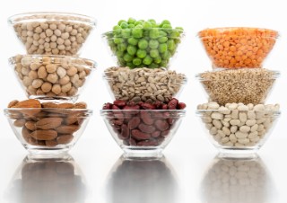 Verschiedene pflanzliche Rohstoffe, welche zur Proteingewinnung genutzt werden: Mandeln, Bohnen, Erbsen, Linsen, Kichererbesen, Sonnenblumenkerne, Quinoa