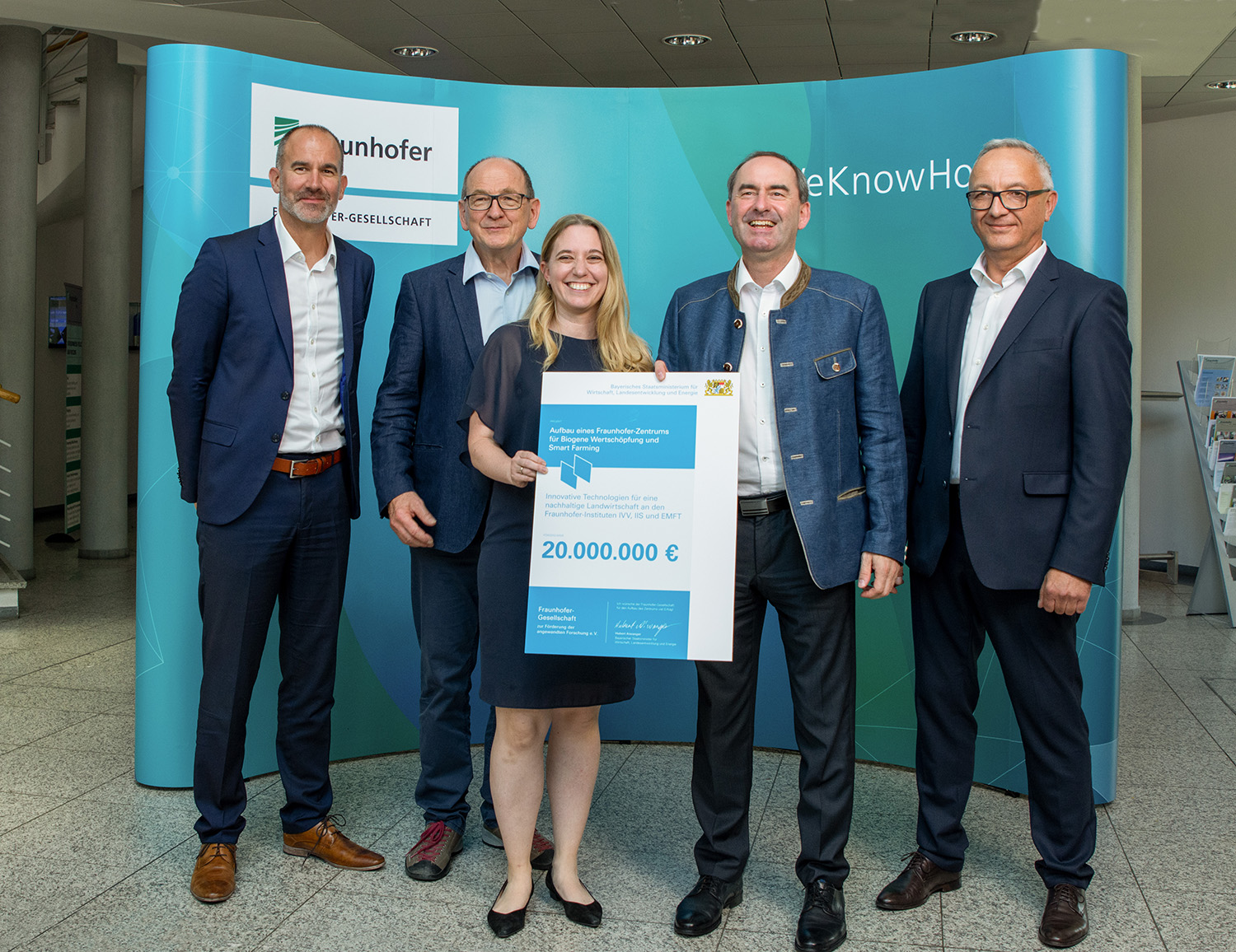 Förderbescheid-Übergabe mit Prof. Raoul Klingner, Direktor Forschung der Fraunhofer-Gesellschaft, Prof. Albert Heuberger, Institutsleiter Fraunhofer IIS, Prof. Amelie Hagelauer, Institutsleiterin Fraunhofer EMFT, Staatsminister Hubert Aiwanger, Prof. Jens-Peter Majschak, Institutsleiter Fraunhofer IVV (v.l.n.r.)