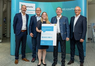 Förderbescheid-Übergabe mit Prof. Raoul Klingner, Direktor Forschung der Fraunhofer-Gesellschaft, Prof. Albert Heuberger, Institutsleiter Fraunhofer IIS, Prof. Amelie Hagelauer, Institutsleiterin Fraunhofer EMFT, Staatsminister Hubert Aiwanger, Prof. Jens-Peter Majschak, Institutsleiter Fraunhofer IVV (v.l.n.r.)