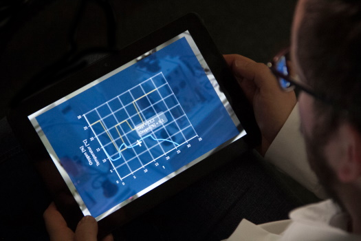 Mann blickt auf Tablet mit Shelf-Life-Simulation