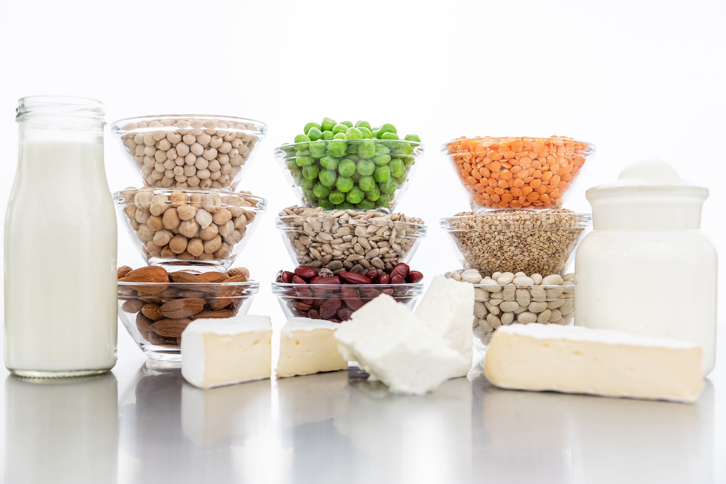 Lebensmittelzutaten aus pflanzlichen Rohstoffen Schälchen mit verschiedenen pflanzlichen Rohstoffen und Milchproduktalternativen