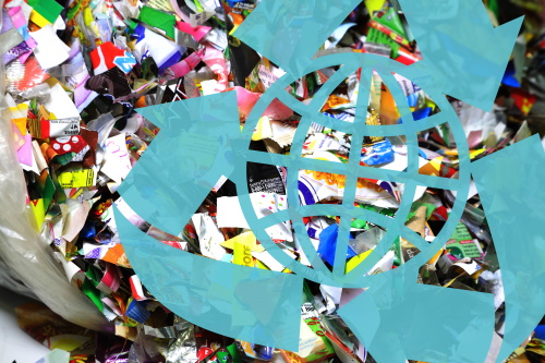 Kreislaufwirtschaft von Verpackungen Schnipsel von Verpackungen darüber Recyclingpfeile