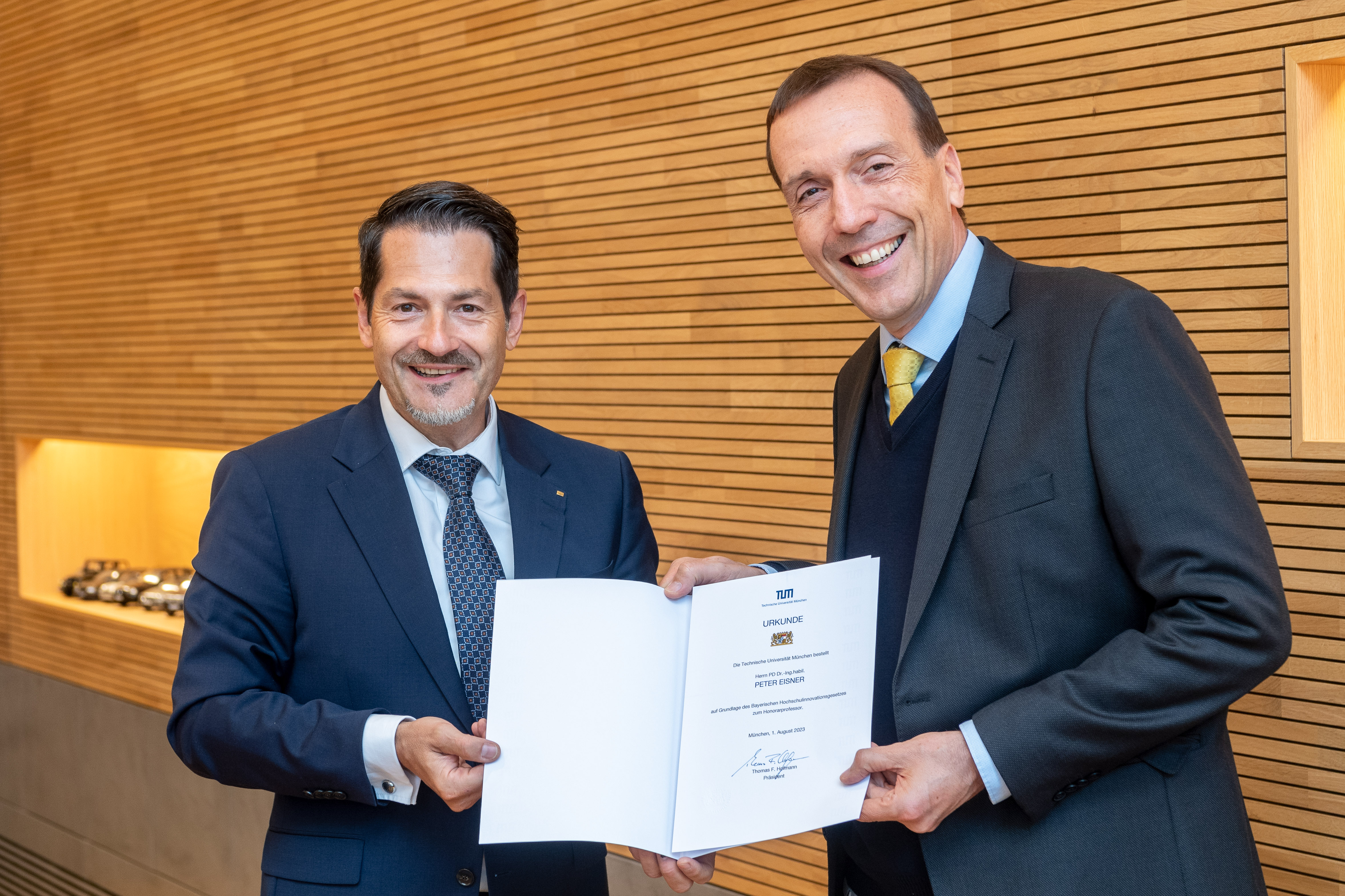Der Präsident der Technischen Universität München, Prof. Dr. Thomas Hofmann (links im Bild), überreicht Prof. Dr. Peter Eisner die Urkunde zur Ernennung zum Honorarprofessor.
