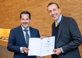 Der Präsident der Technischen Universität München, Prof. Dr. Thomas Hofmann (links im Bild), überreicht Prof. Dr. Peter Eisner die Urkunde zur Ernennung zum Honorarprofessor.