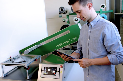 Verarbeitungsmaschinen - Pack Peel Scan - Fraunhofer IVV Man bedient das neue Messgerät "Pack Peel Scan".