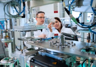Kreislaufwirtschaft von Verpackungen Experten des Fraunhofer IVVs bei der Optimierung eines Verfahrens zur Produktion von Verpackungen. Im Rahmen des Projekts KIOptiPack entwickeln sie auch KI-Werkzeuge um Kunststoffverpackungen fit für die Kreislaufwirtschaft zu machen.