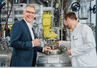 Dr. Andreas Mäurer, Leiter der Abteilung Verfahrensentwicklung Polymer-Recycling, im Großtechnikum zum Kunststoffrecycling am Fraunhofer IVV