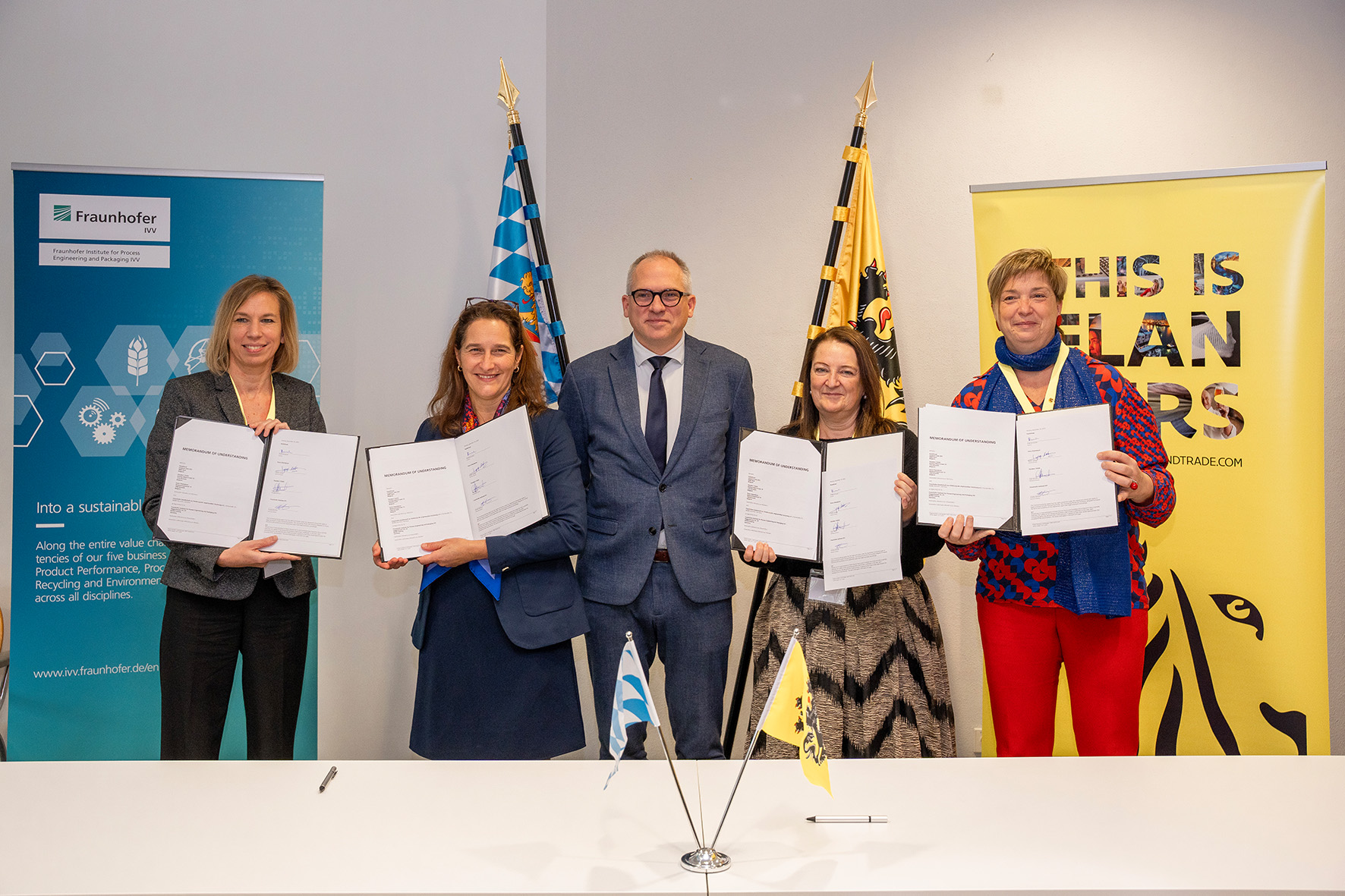 An Vermeulen, Prof. Andrea Büttner, Ministerpräsident Matthias Diependaele, Inge Arents und Nadia Lapage nach der offiziellen Unterzeichnung des Memorandum of Understandings