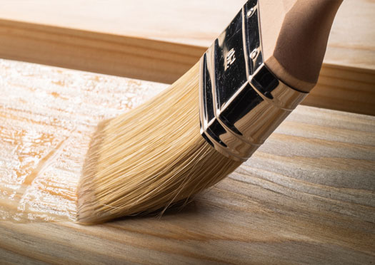 Proteinbasierte UV-Schutzbeschichtung von Holz Holz wird mit einer proteinbasierten UV-Schutzbeschichtung behandelt