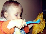 Phtalat aufnahme Kleinkindern Kleinkind isst selbständig mit Plastiklöffel von Plastikteller