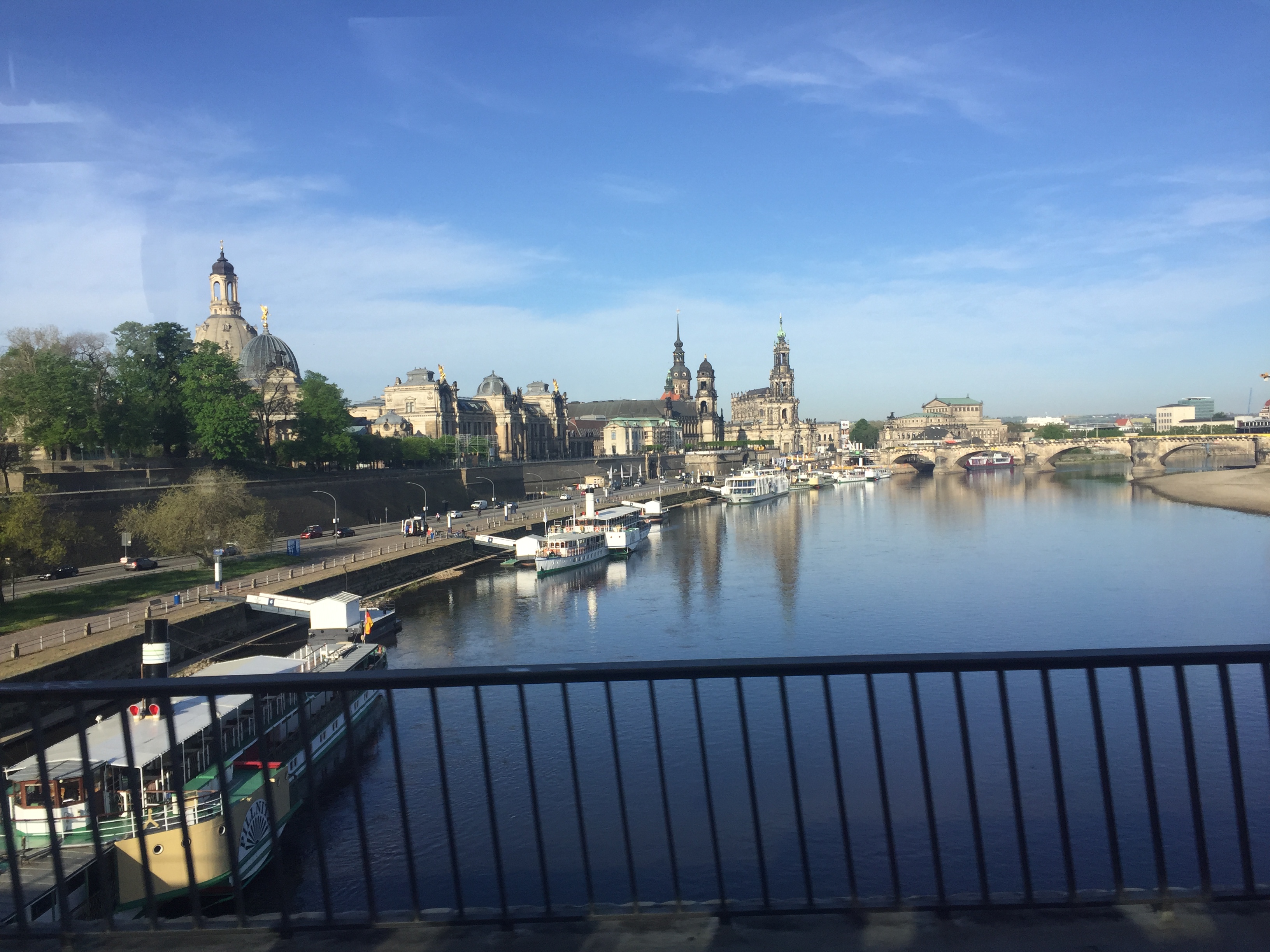Ein Bild vom Dresdner Panorama von der Carolabrücke aus. Man sieht die Brühlsche Terrasse, Frauenkirche, Hausmannsturm und Hofkirche sowie Dampfschiffe auf der Elbe.