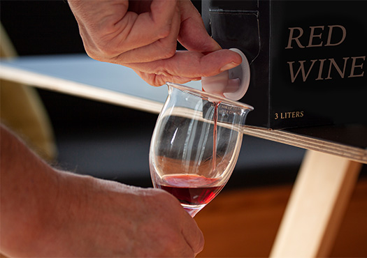Wein aus einem recyclbaren Folienbeutel