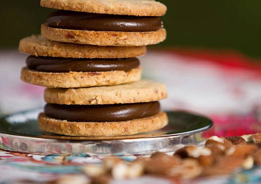 Cookies with reformulated chocolate filling