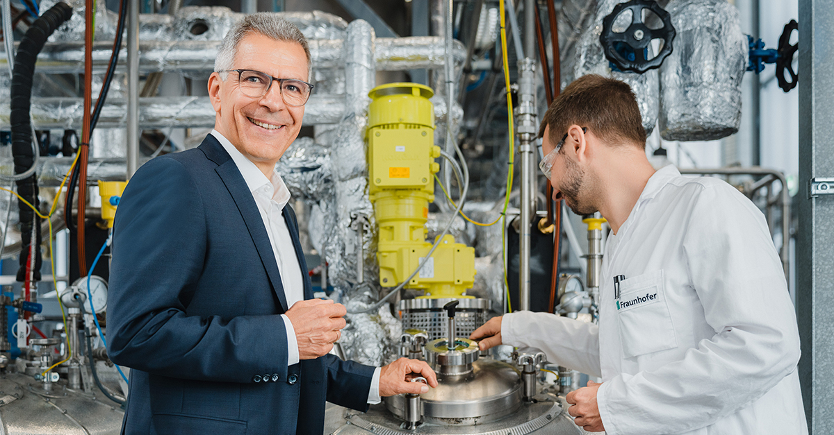 Dr. Andreas Mäurer, Leiter der Abteilung Verfahrensentwicklung Polymer-Recycling, im Großtechnikum zum Kunststoffrecycling am Fraunhofer IVV