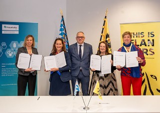 An Vermeulen, Prof. Andrea Büttner, Minister-President Matthias Diependaele, Inge Arents and Nadia Lapage after the official signing of the Memorandum of Understandings
