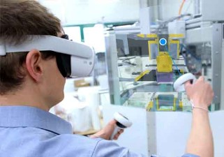 Ortsflexible VR-basierte Qualifikation von Maschinenbedienenden Abbildung eines Mitarbeiters, der mittels VR-Brille virtuell in eine Anlage zur Herstellung tiefgezogener Verpackungen schaut.