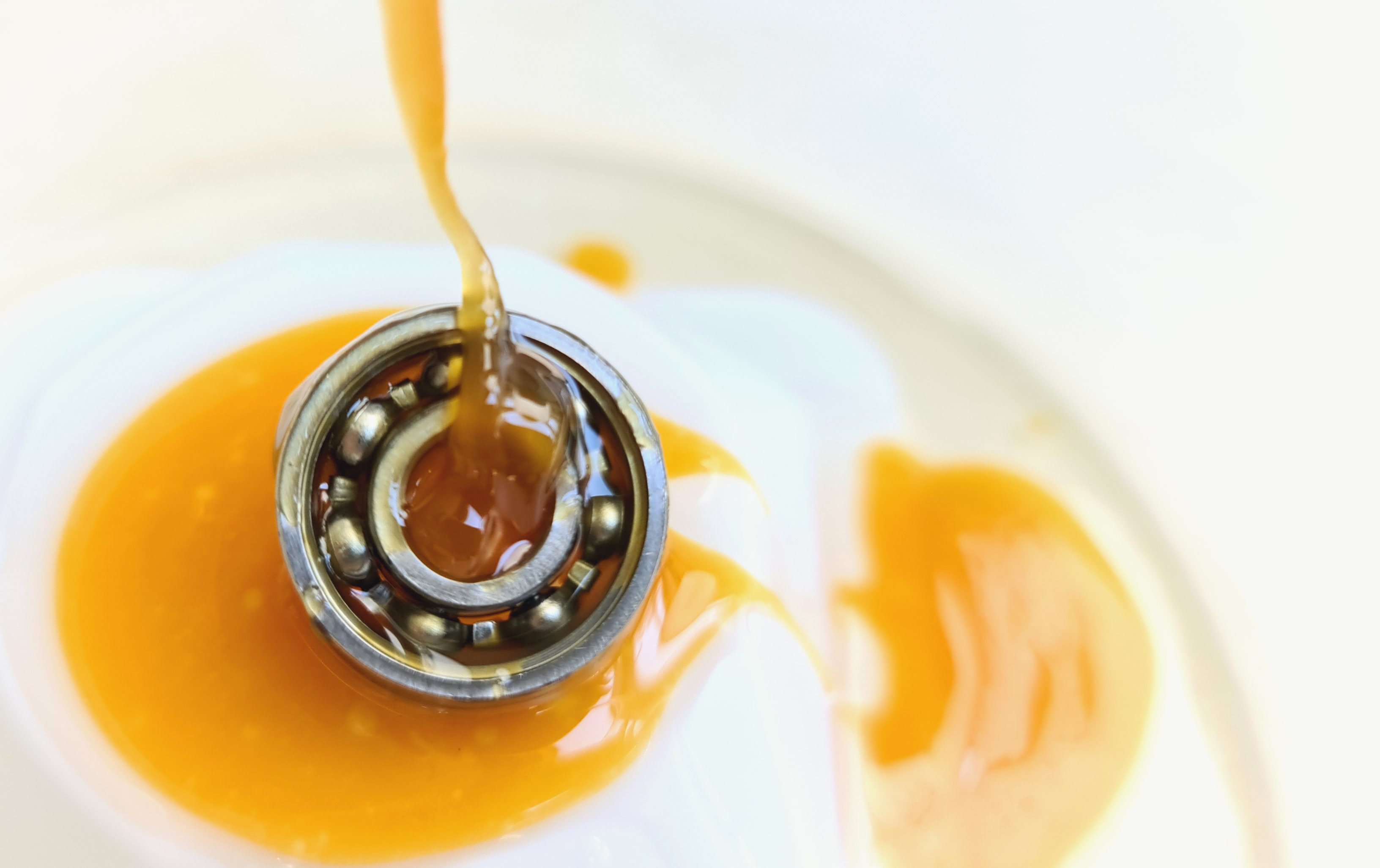 Bio-based antioxidants for technical lubricants Bio-based Lubricant runs over ball bearings