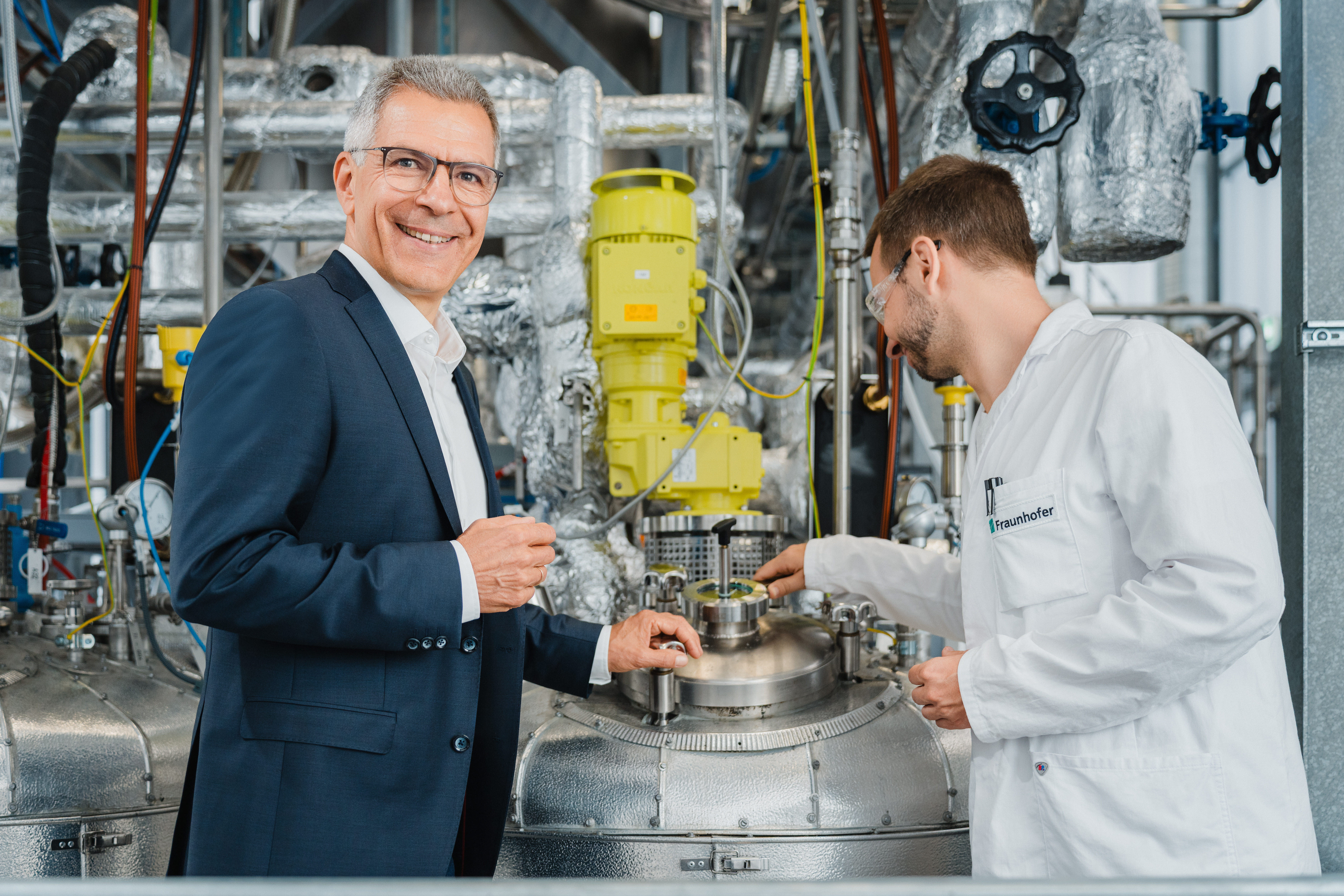 Dr. Andreas Mäurer, Head of the Process Development Department for Polymer Recycling at Fraunhofer IVV's large-scale pilot plant for plastics recycling Dr. Andreas Mäurer with an employee in the large-scale pilot plant for plastics recycling of Fraunhofer IVV during the sample production of high-quality polymer recyclates for industrial application tests.