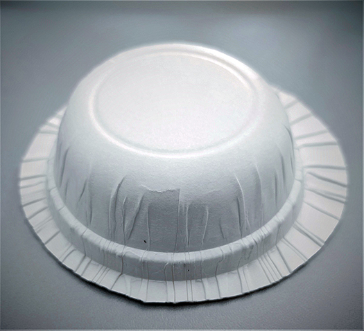 Auf dem Bild ist ein Papierbecher dargestellt, der mittels 3D-Umformen (Papiertiefziehen) hergestellt wurde