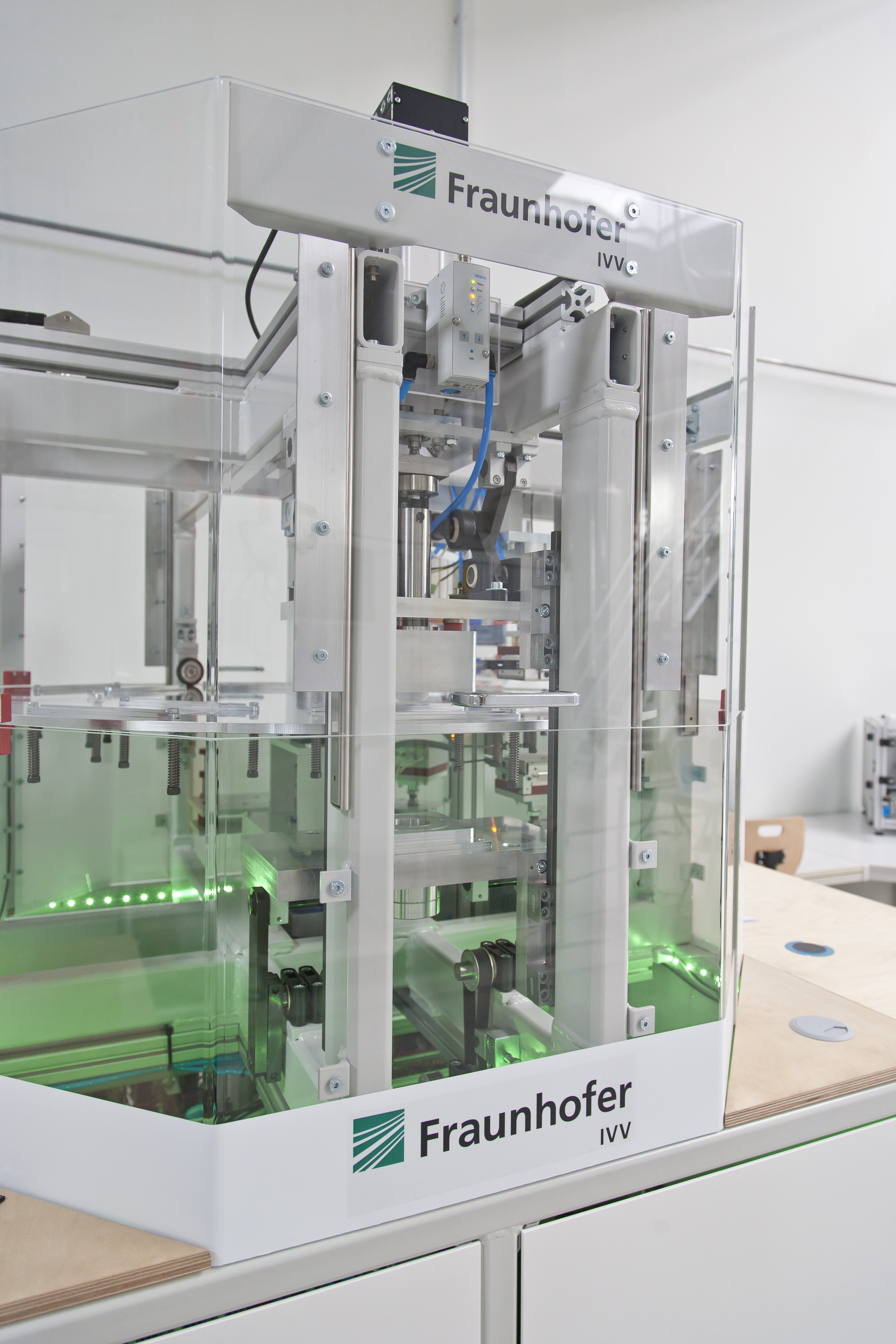 Modellanlage für tiefgezogenene Verpackungen Abbildung der Modellanlage für tiefgezogene Verpackungen am Fraunhofer IVV in Dresden