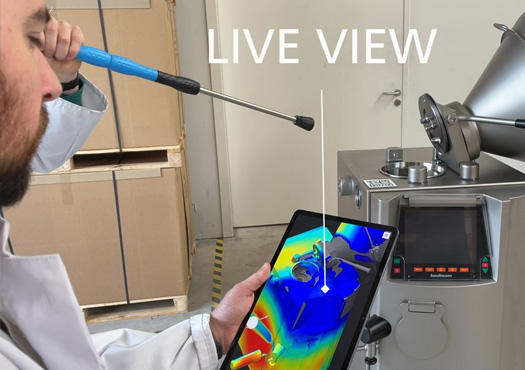 CleanAssist - Live View Darstellung eines Mitarbeitenden, der auf einem Tablet die Abbildung des Digitalen Zwillings des Reinigungsvorgangs betrachtet.
