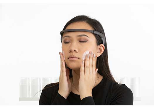 Produktwirkung: EEG Headband im Einsatz an junger Frau für die Wirkung einer Creme.